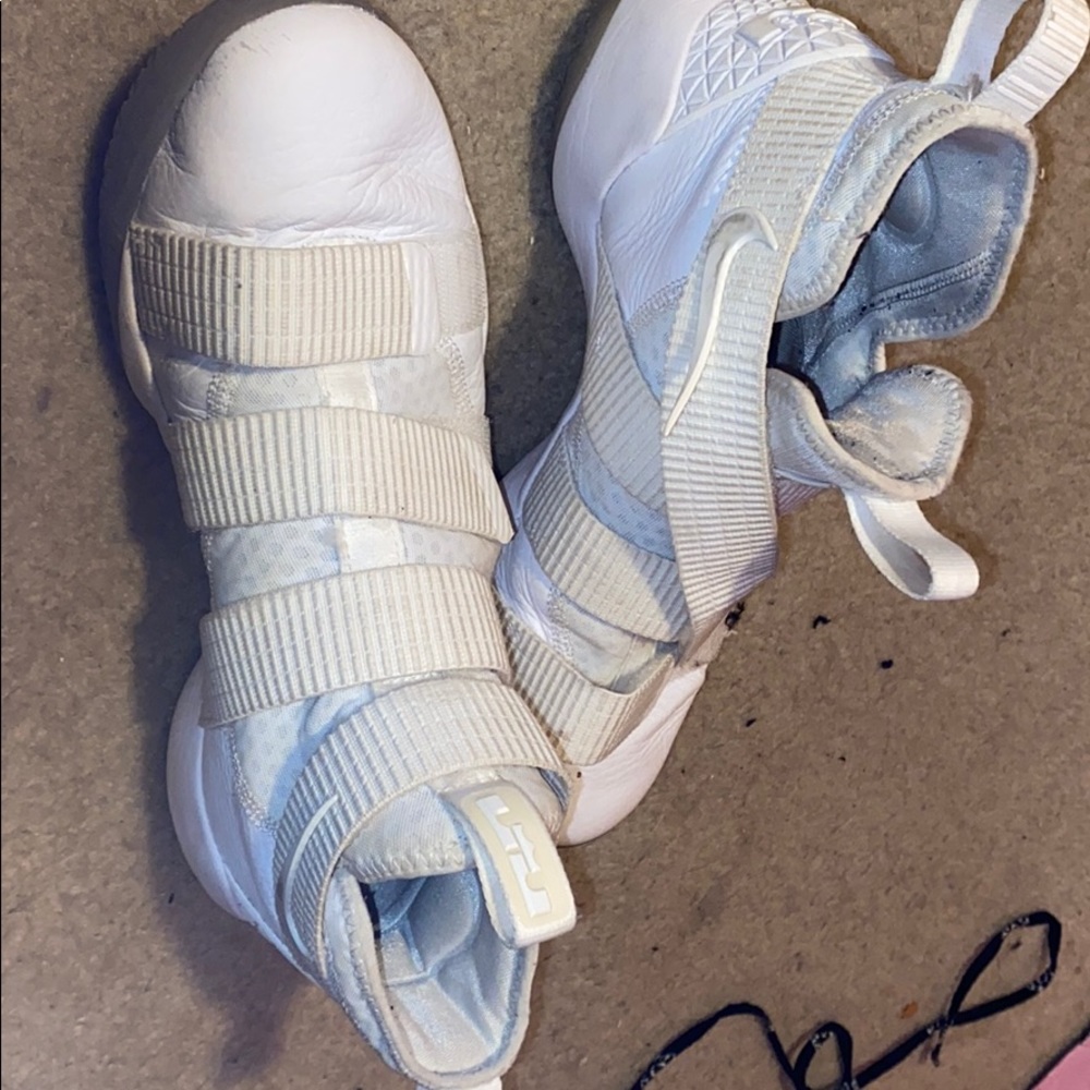 Basketball shoes